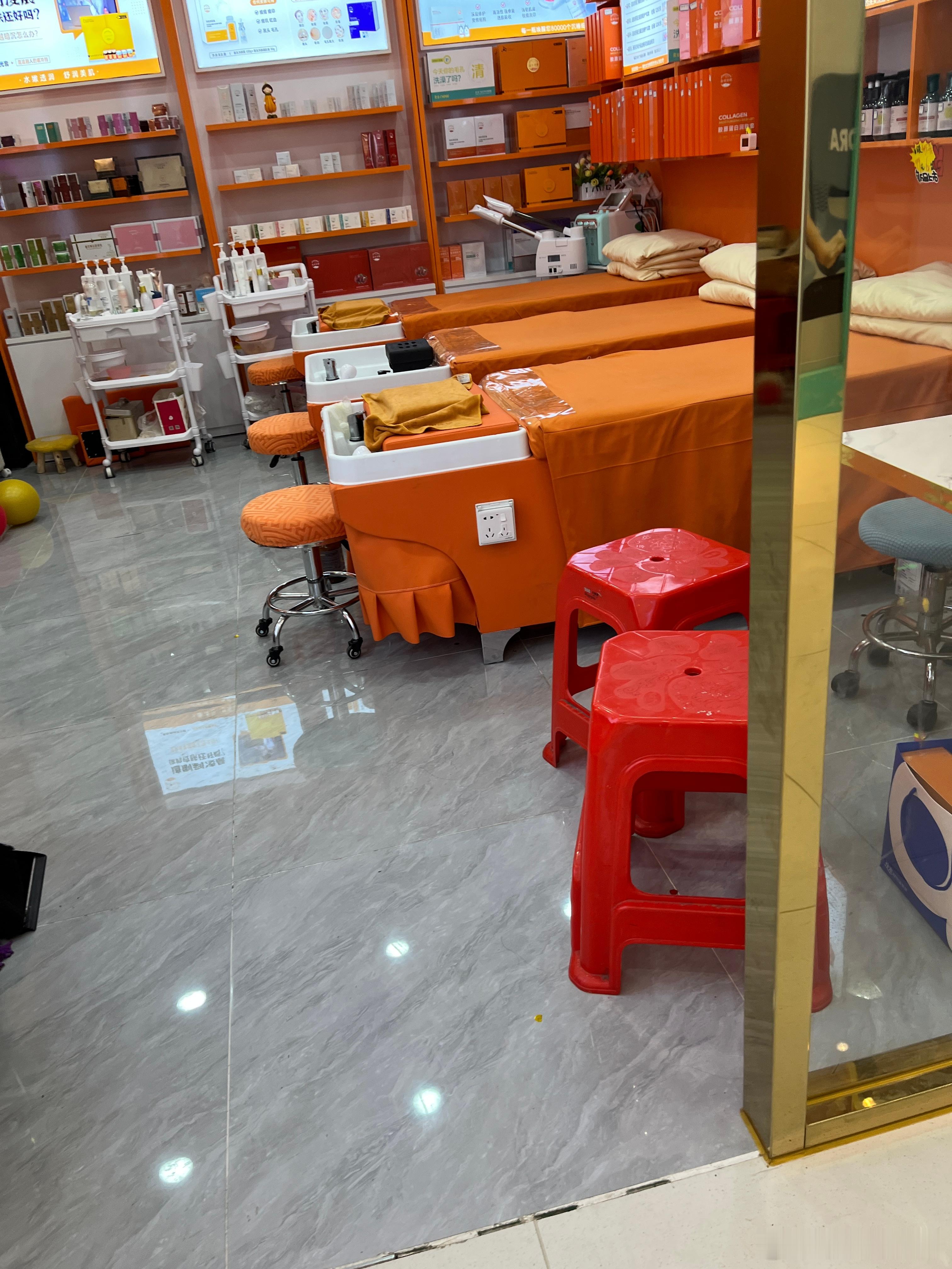 现在的小孩子很聪明，上个周末，从商场回家，路过的时候，看到她同学妈妈在洗头，她同