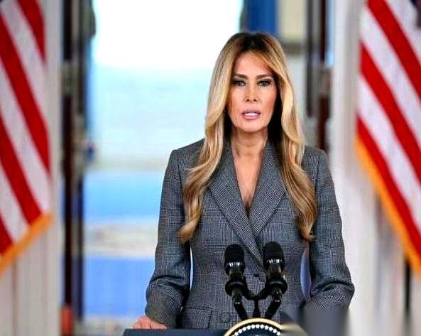 梅拉尼娅前脚刚切割干净，说跟爱泼斯坦不熟。话音还没落，一堆照片就被人从尘封的硬