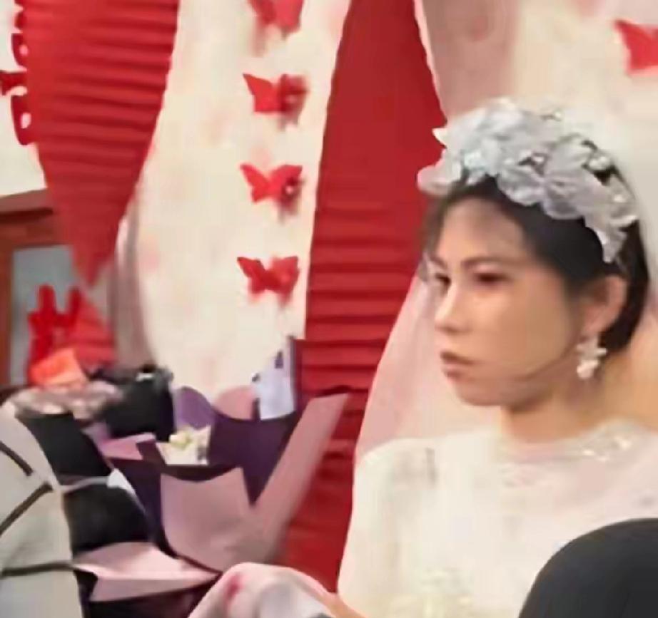 “这哪是结婚，简直是‘渡劫’！”甘肃这场婚礼，真是看得人又气又心疼。新娘穿着
