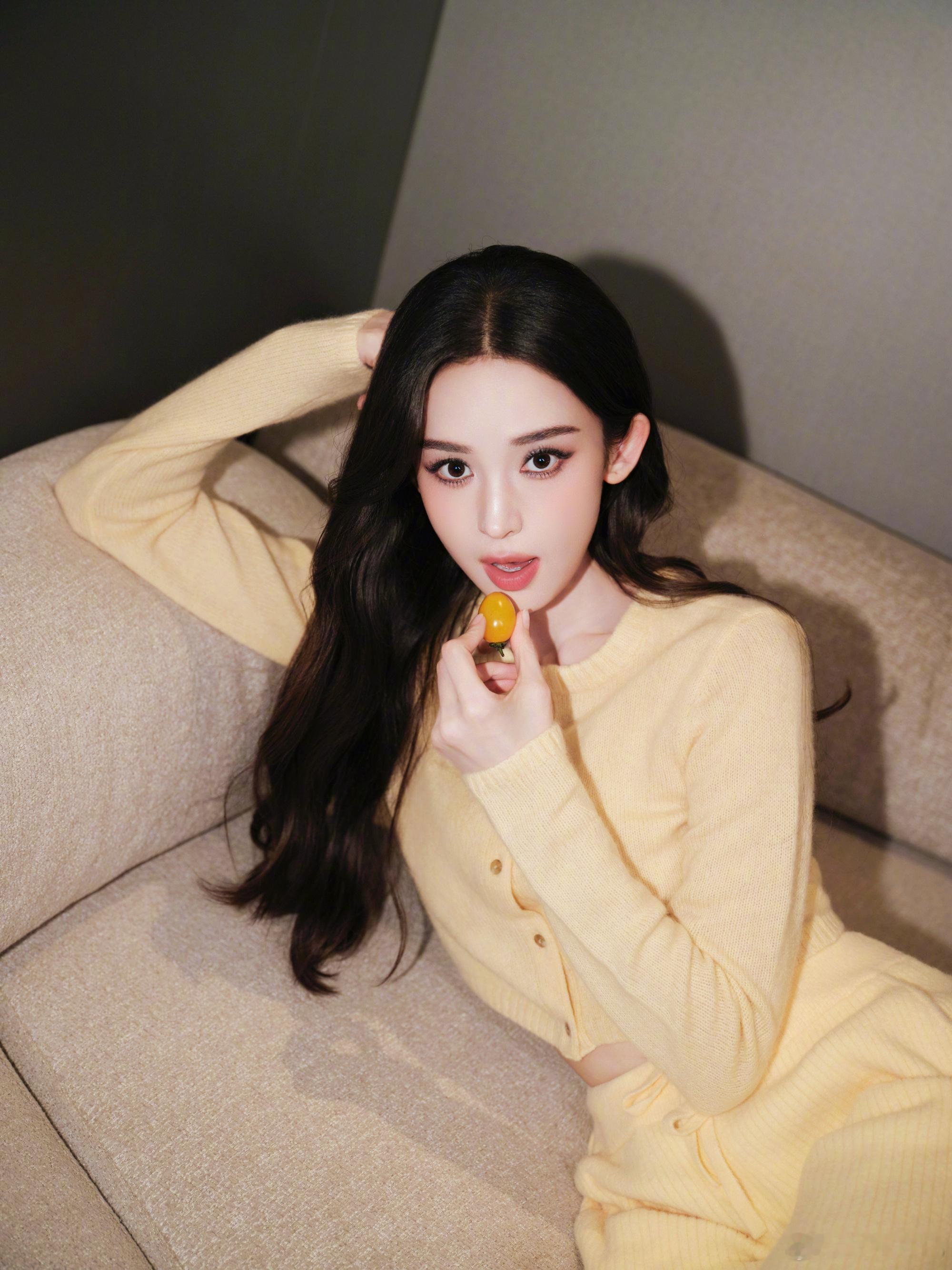 娜扎说我人就漂亮掉落日常碎片奶黄针织套装配慵懒大波浪，是春日限定的漂亮姐姐哇