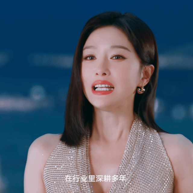 秦岚与比亚迪海豹08的双向奔赴秦岚的从容不是装出来的，是底气。演戏多年，她明白