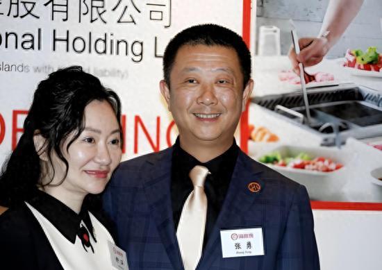 国籍换成新加坡，海底捞老板娘套现27.5亿港元，不少人惊呼富豪跑路，真有这么简单