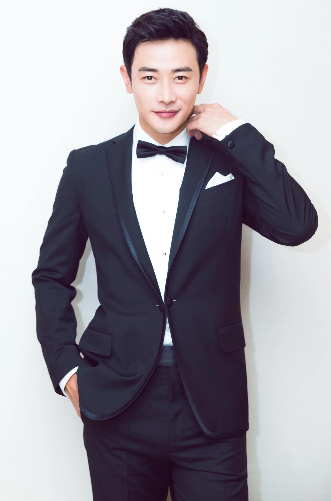 经历与唐嫣离婚风波，父亲离世后。44岁罗晋首次现身新剧宣发现场，憔悴沧桑。戴鸭舌