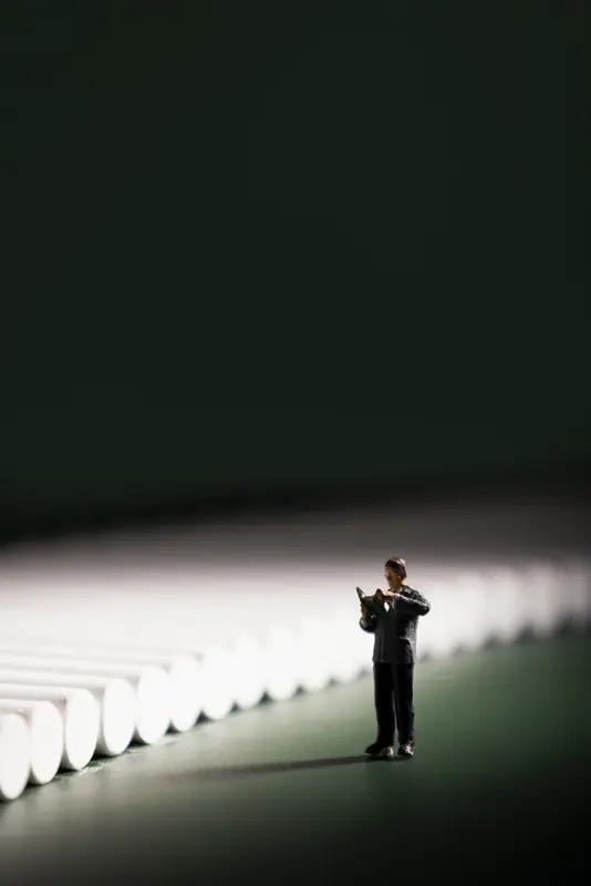 隔壁高中一位40出头的男教师去世了，听说是心梗，这么年轻生命就划上句号，让我们这