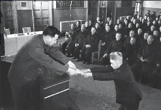 1975年，蒋介石得知国民党黄维特赦的消息时，立刻请他来到台湾，不仅补发他被俘2