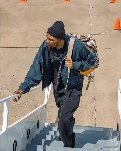 火箭众将出征洛杉矶，亿万富翁杜兰特的登机照片。这该死的气质。这就是亿万富翁的穿