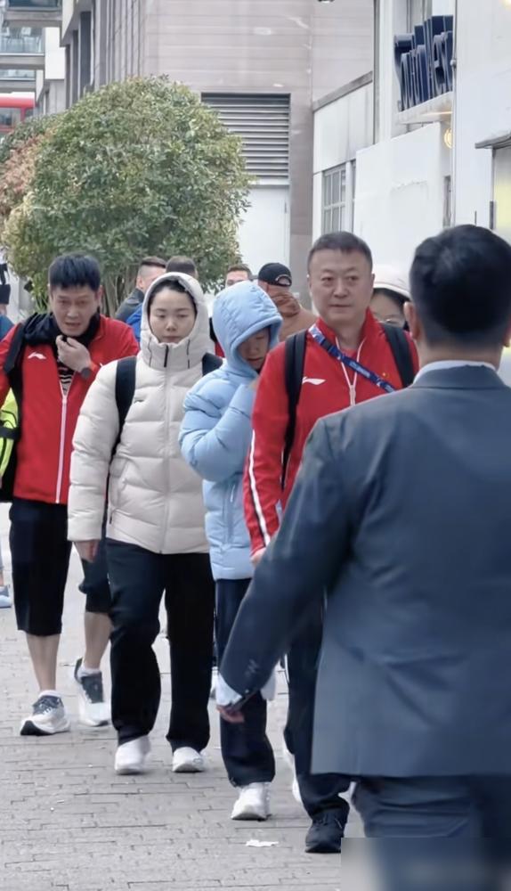你以为孙颖莎穿羽绒服是怕冷？我告诉你，那是一件焊死在身体上的隐形铠甲。伦
