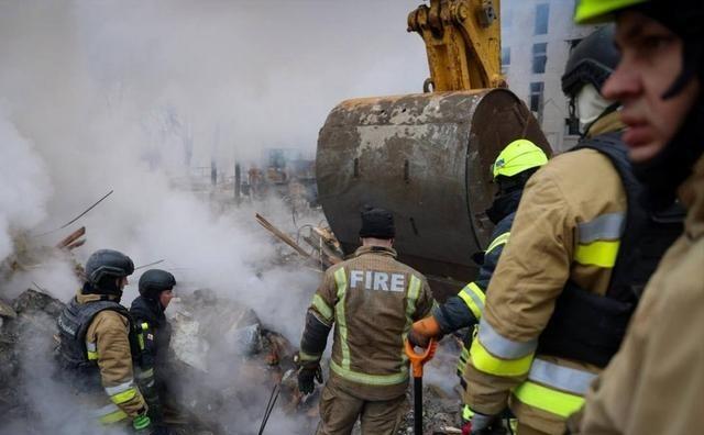 果然不出所料，俄罗斯趁机对乌克兰发动了猛烈轰炸，包括基辅在内的多个城市都遭到了袭
