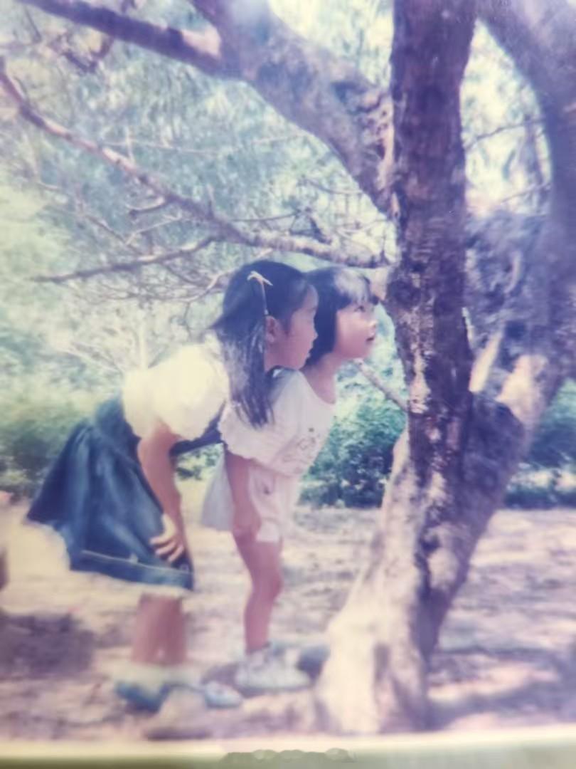 我妈又突然甩了两张童年照在群里。🙈​​​