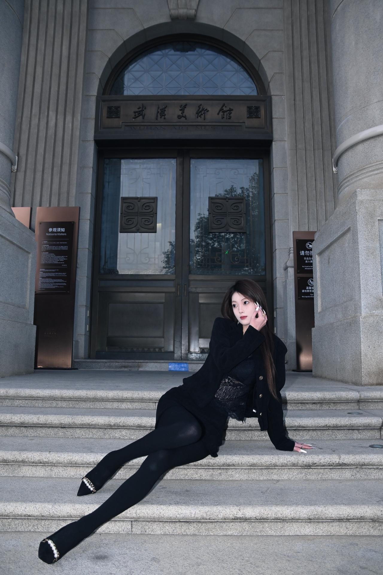 武汉美术馆📷：尼康z30✨：神牛480拍照姿势御姐反差黑色系穿搭