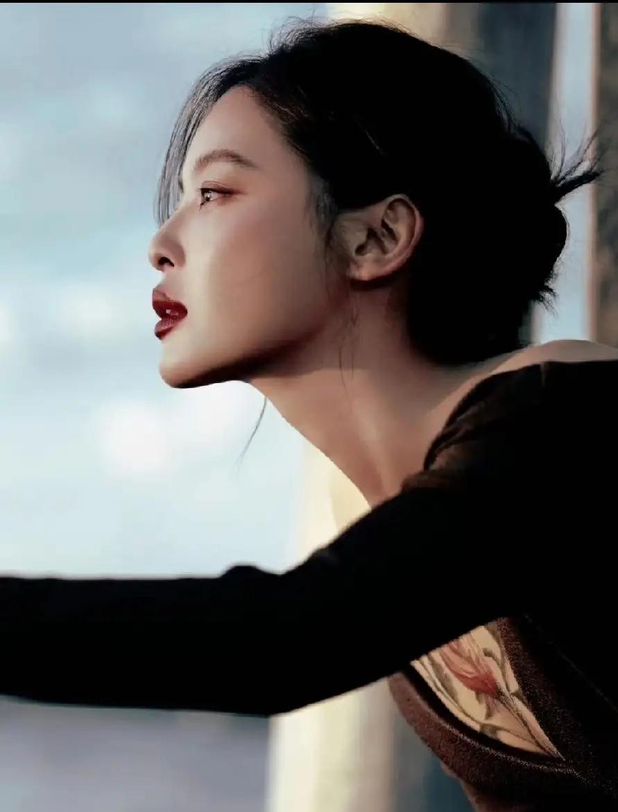 最好的总在最后，香奈儿大秀才时压轴！威尼斯影后辛芷蕾去巴黎时装周，排面真的很大。