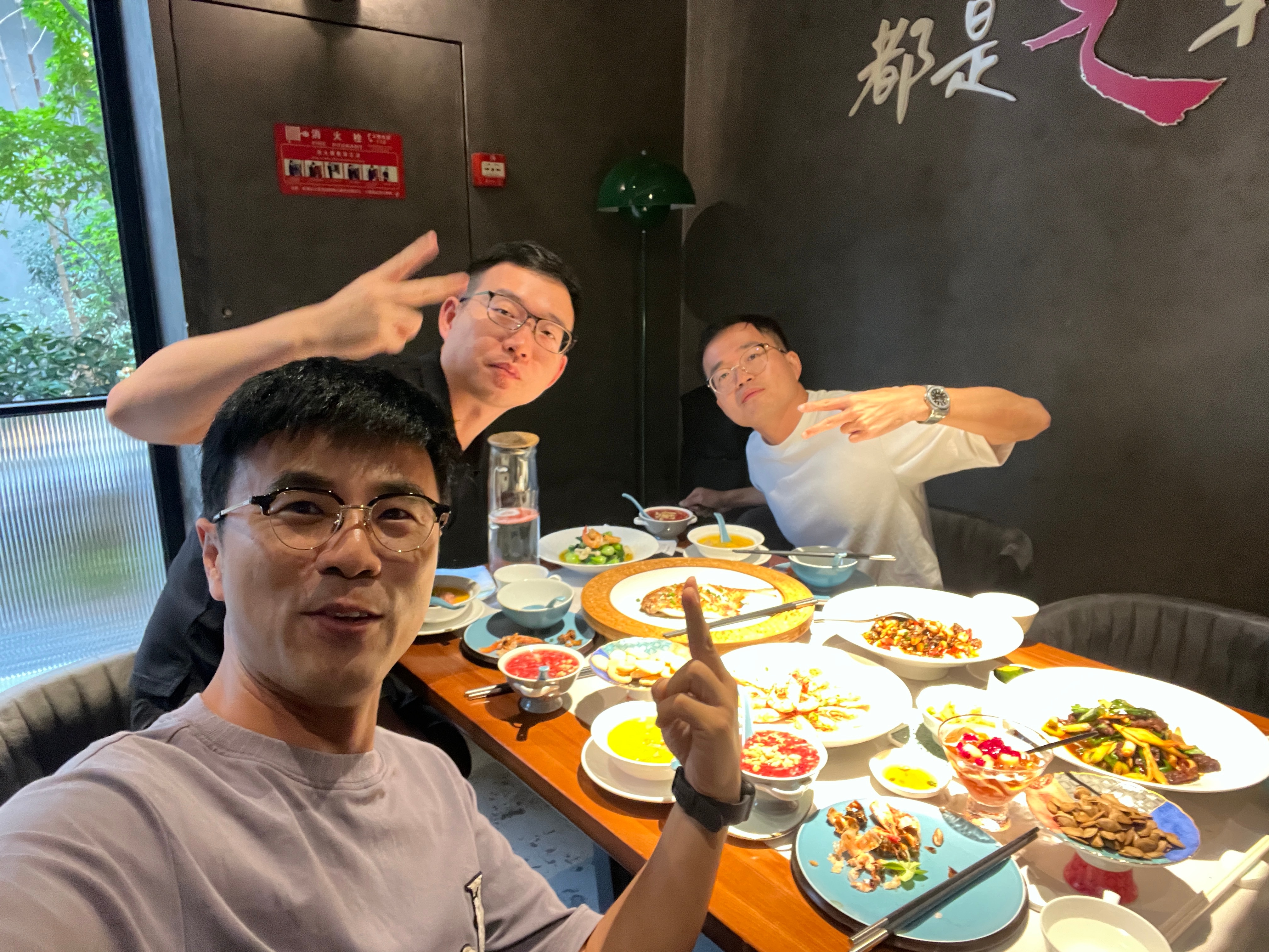 今天在宁波跟654俱乐部老板一起吃饭。​​​