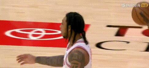 四分钟。18比4。火箭更衣室现在飘着一股铁锈味——不是血，是汗蒸发后的金属腥气