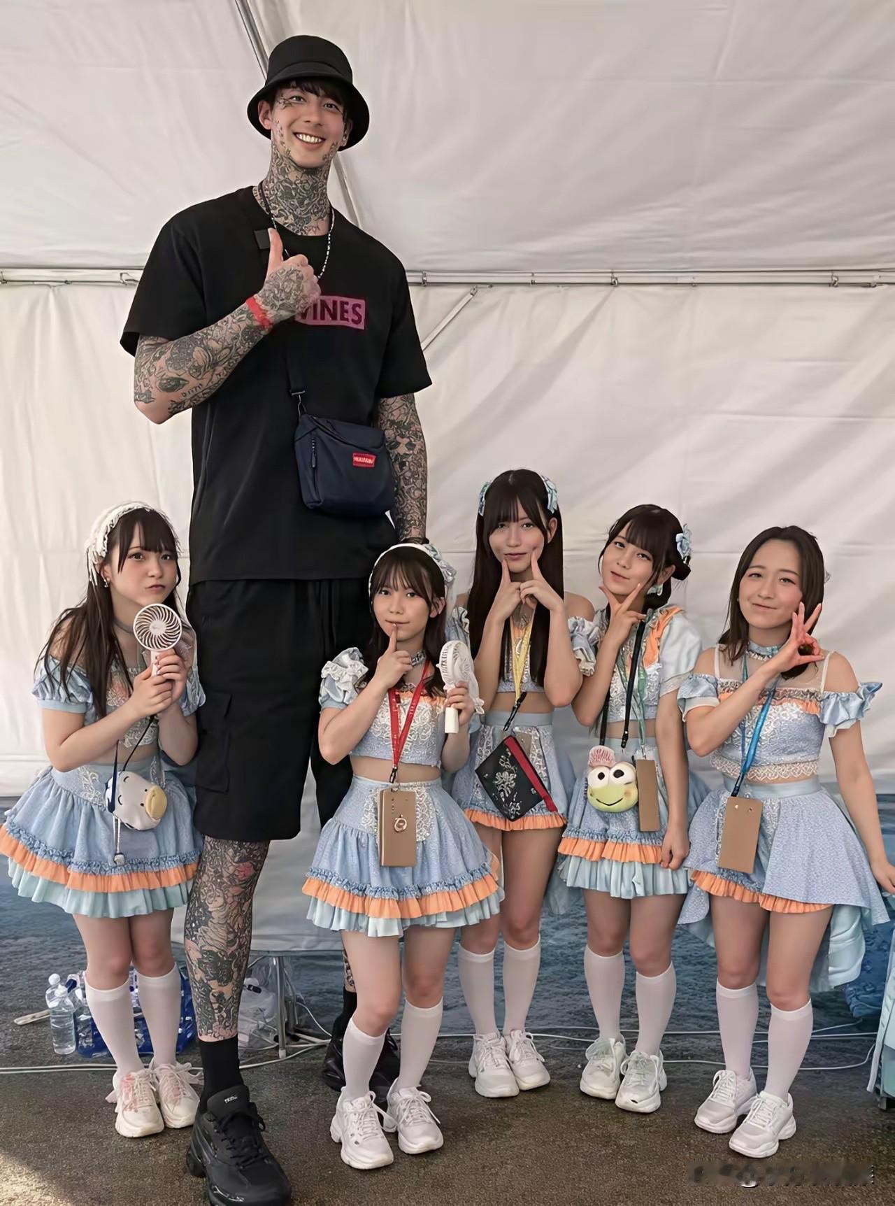 这是他高，还是她们矮？难道她们都是来自日本的小姐姐！