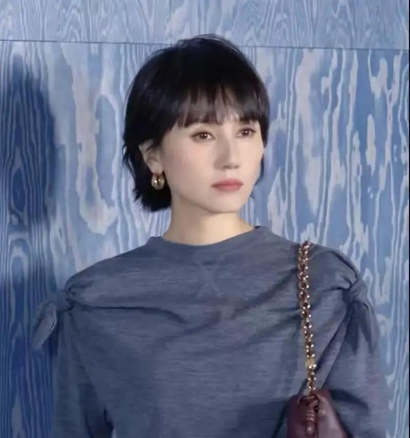 我宣布，袁泉，大概率是内娱这么多女明星里，出现在公共场合穿的最得体的演员，