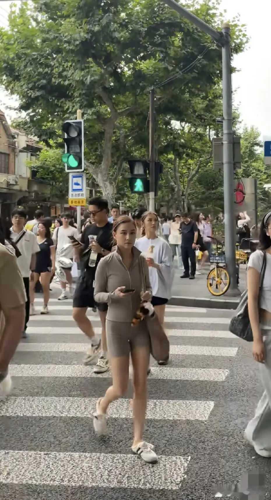 有网友上海街头偶遇赌王千金何超莲她穿着瑜伽服刚锻炼身体出来，本人个头不高，身材比