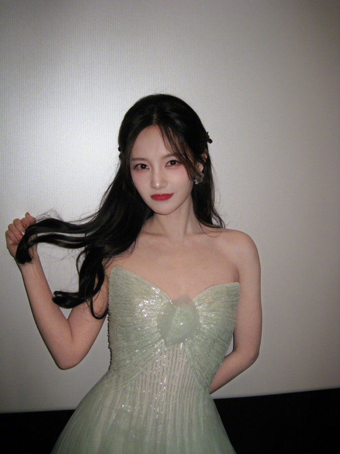 李一桐终于织完啦稍后见李一桐追剧团绿裙精灵感李一桐终于织完啦稍后见，李一桐追剧