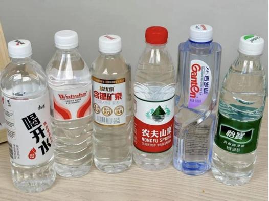 为什么瓶装矿泉水都印着保质期，难道干净的水放久了还会变质？先给结论：保质期标