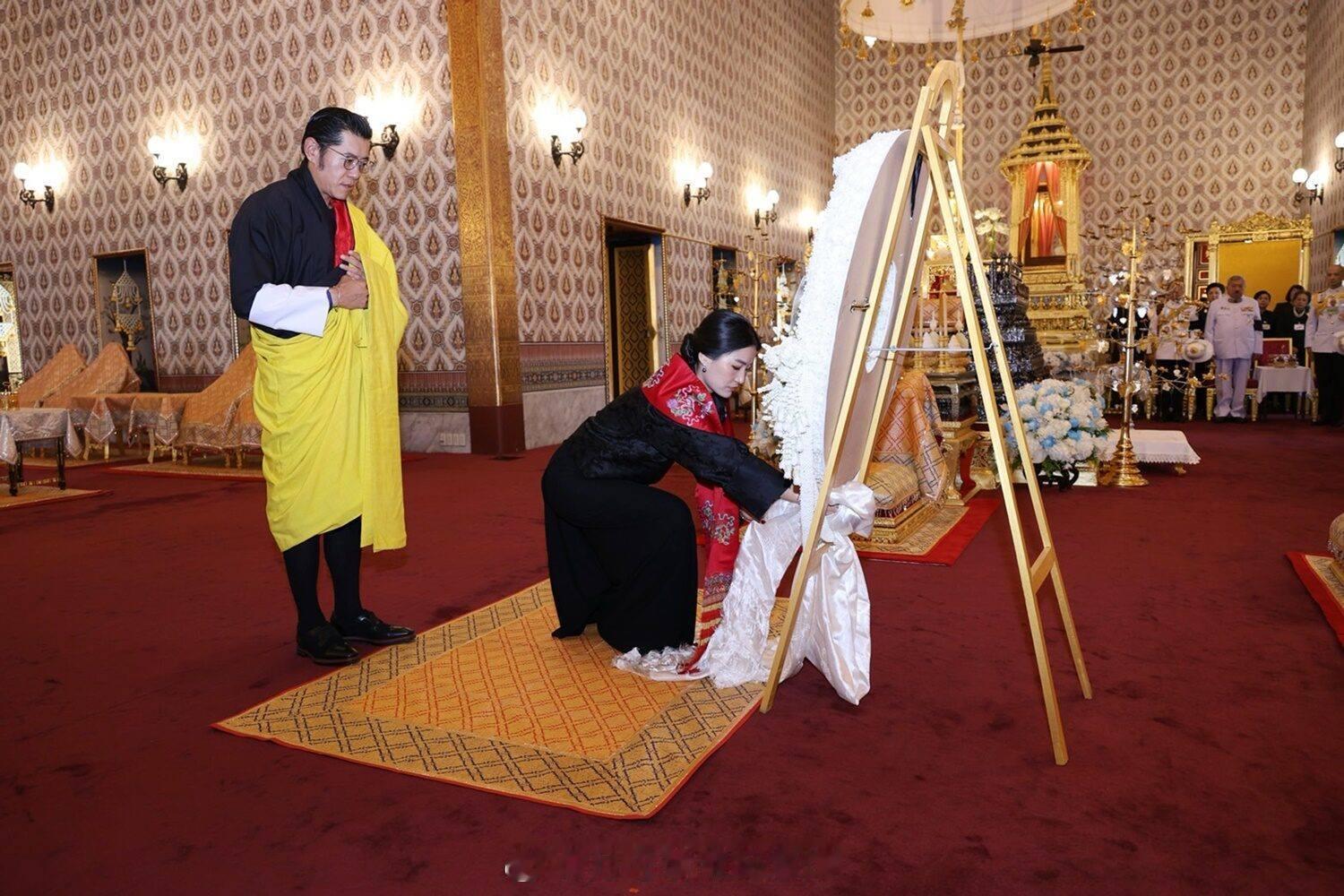 王室王室泰国王室2025年10月29日，县长菠菜祭拜红唇姐。​​​