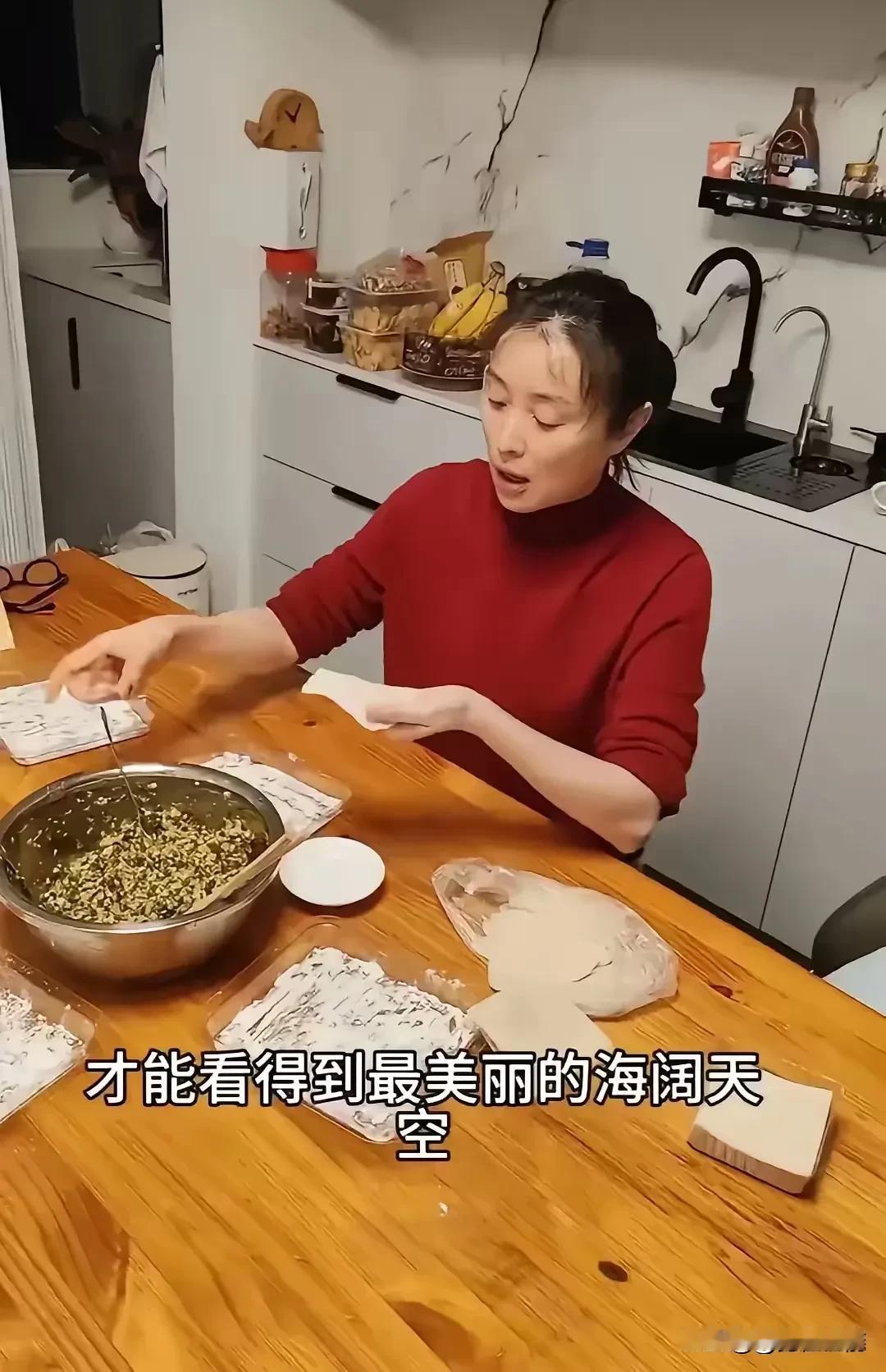 那些不结婚的00后看看吴越的过年现状吴越过年真简单，红毛衣一穿，头发随便扎。自己