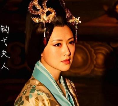 那一夜，长信宫寂静无声。新宠钩弋夫人刚从内寝走出，衣袂未整，脸上残留脂粉。她不明