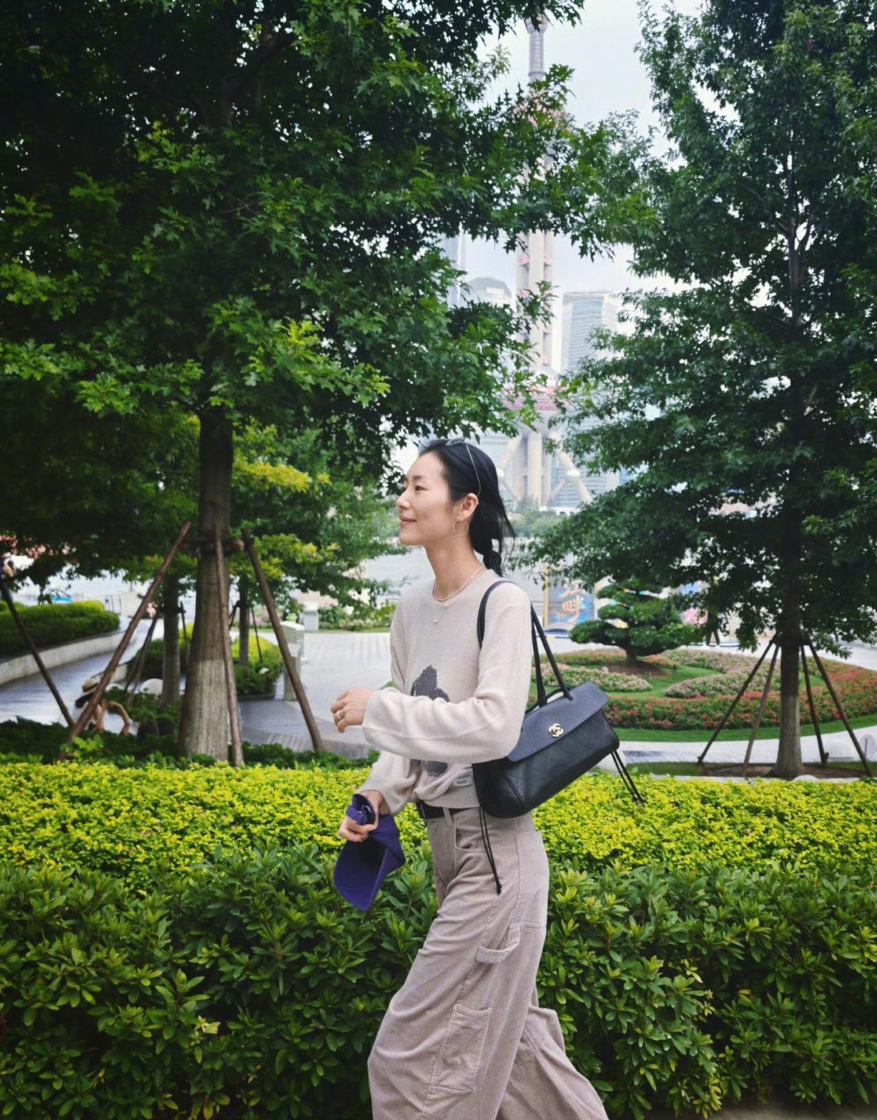 模特刘雯，于9月17日定位美国发布了一组城市慢镜头街拍，可爱，松弛，时尚……第一
