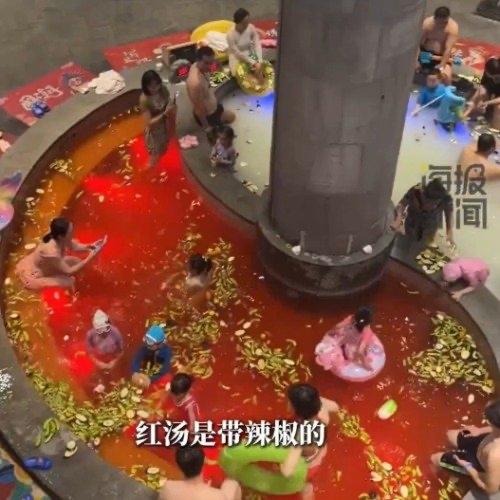 最近黑龙江哈尔滨有个温泉度假村火出圈了——他们把泡澡池子改成了“真人版鸳鸯火锅”