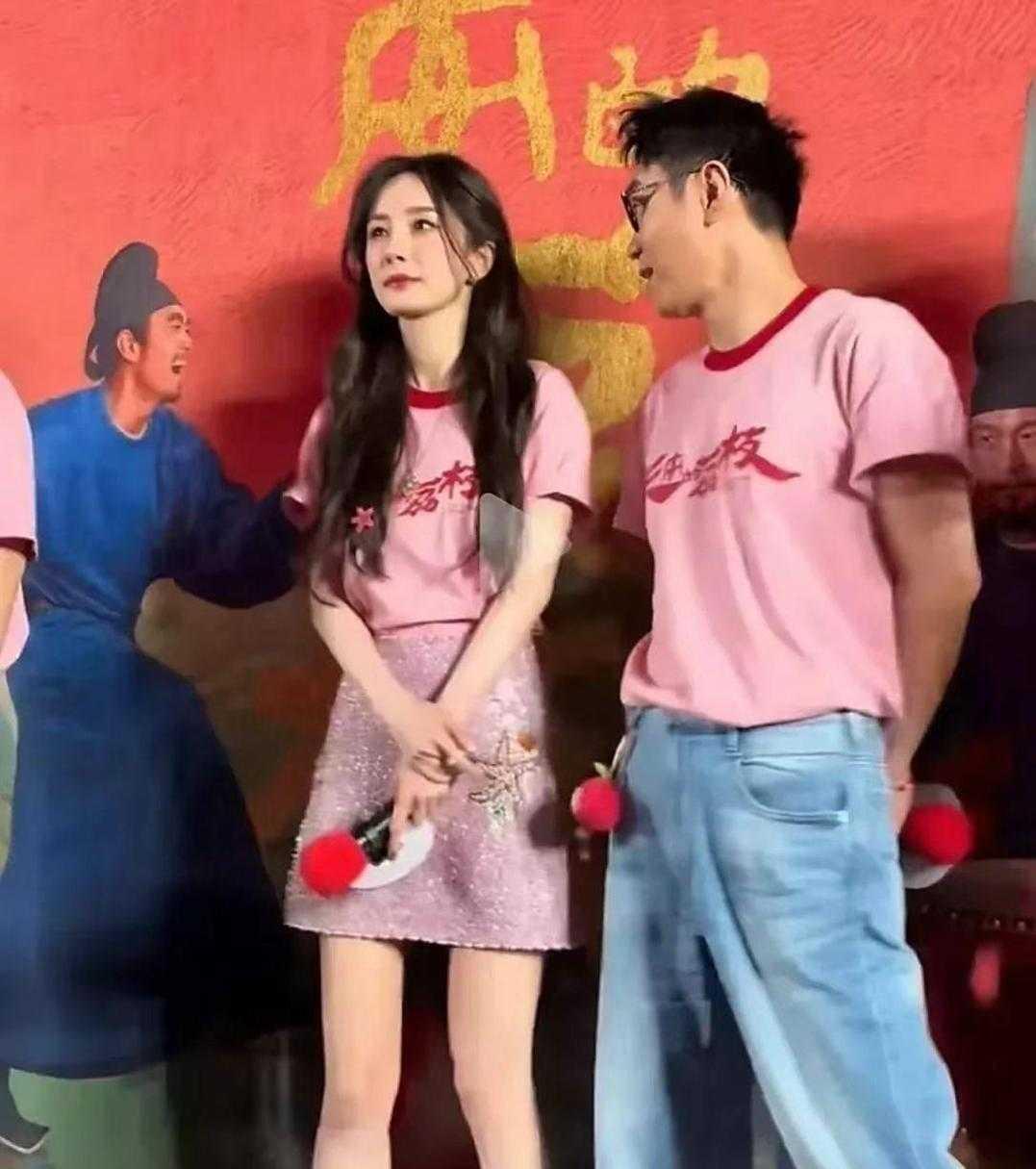 她这会儿估计头都大了，这眼神到底是躲还是不躲