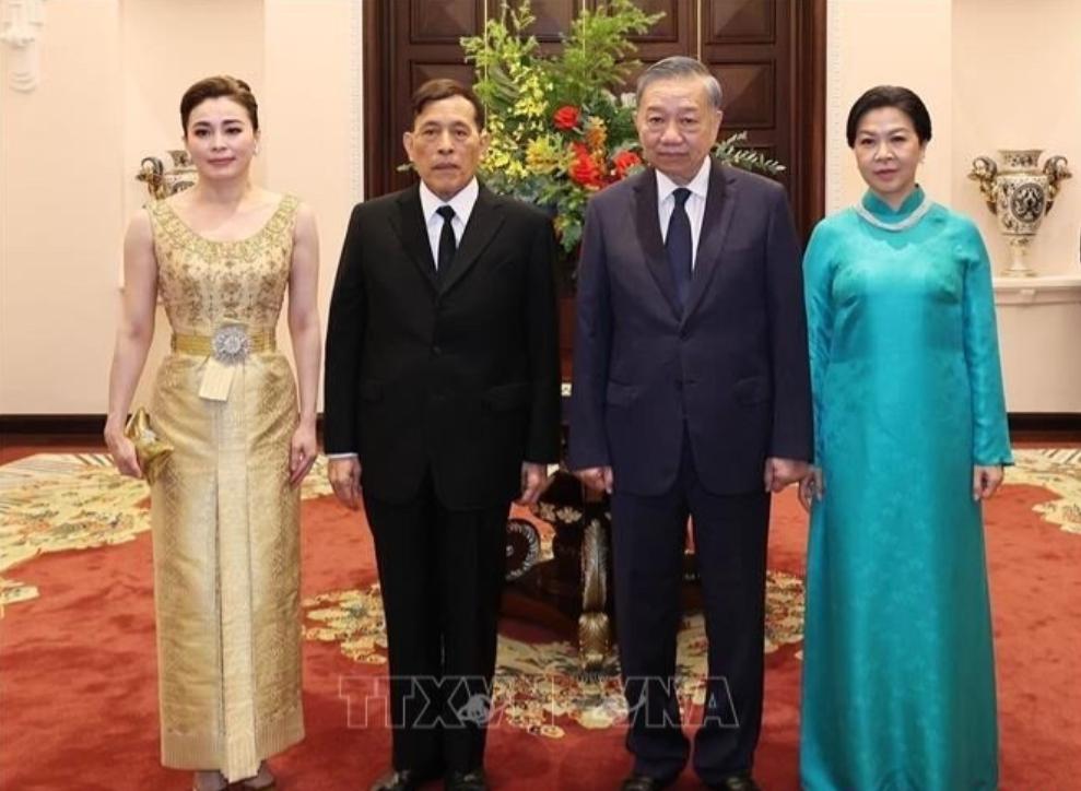 苏提达王后在越南第二天，一天换两套泰式礼服裙，美得各具千秋！9月15日泰王后苏提