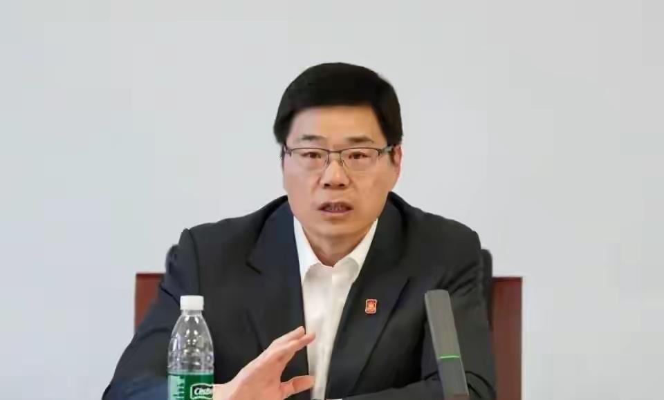 “演戏”—这是篮球名宿朱芳雨炮轰中国篮球的话。这不，刚一回来又召开会议了，让各个