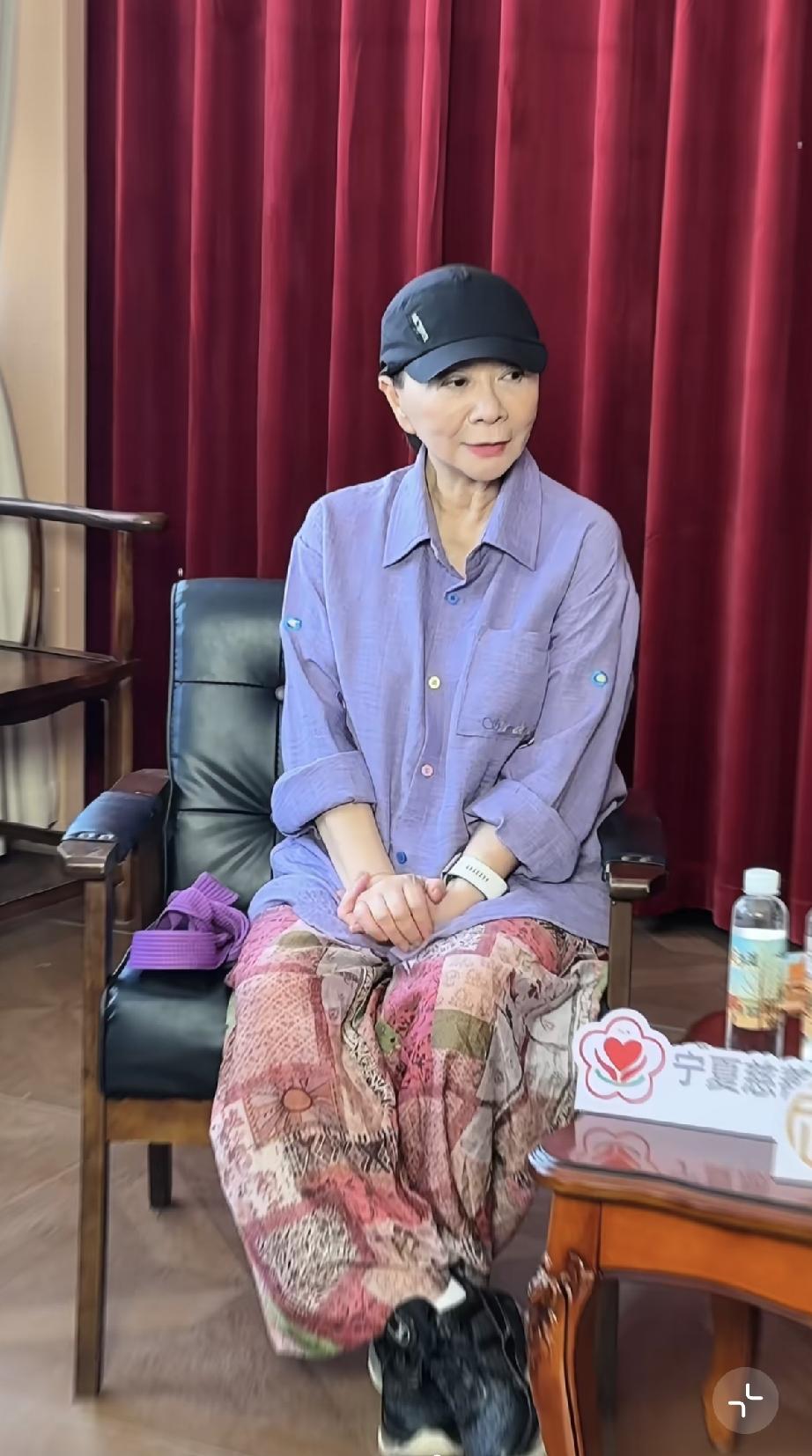 近日，蔡明现身宁夏银川旅游一景点，65岁的她一下子老了好多，真是个老太太了，走路