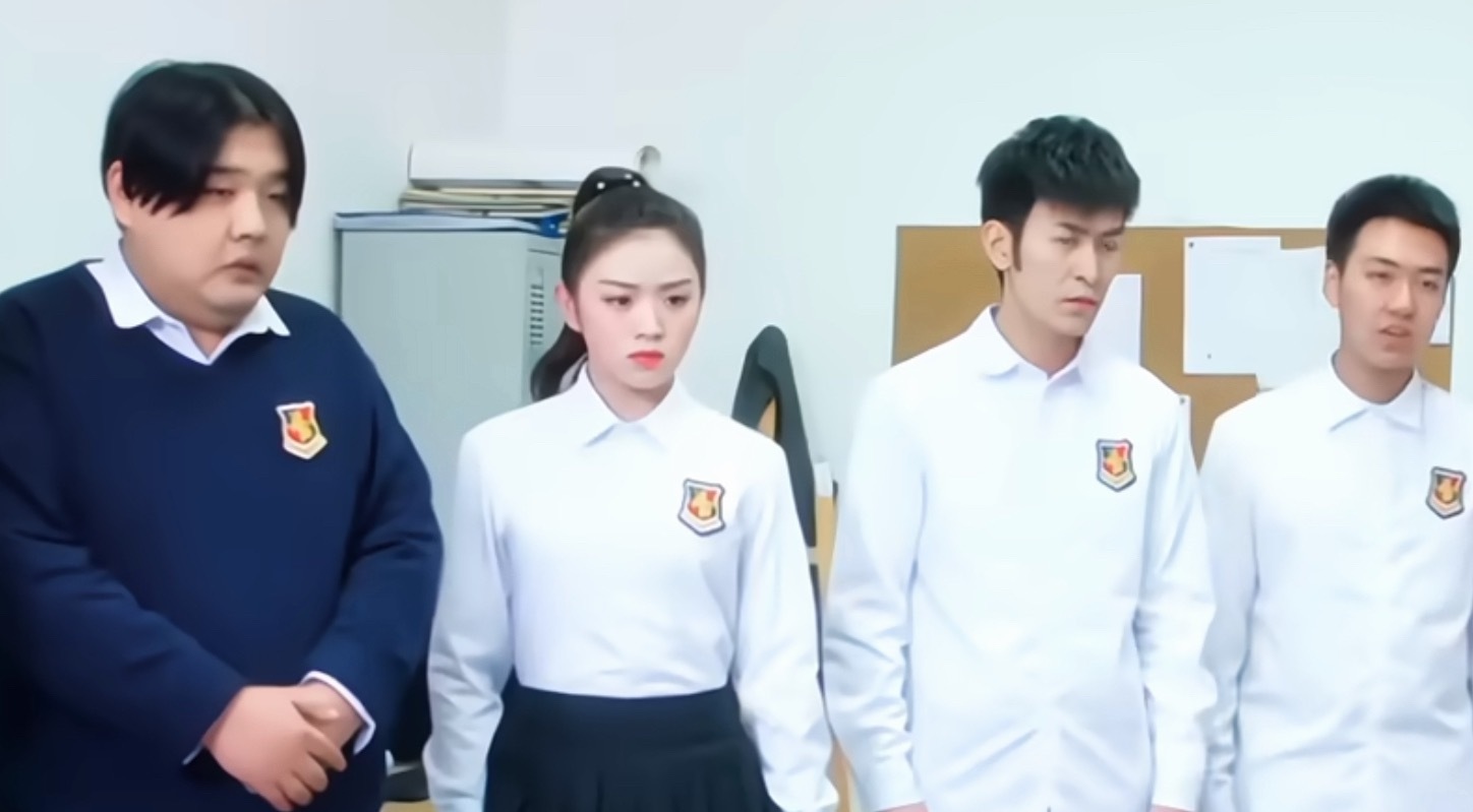 这个猜人看了好久我才认出来，我连蒋欣都猜了…