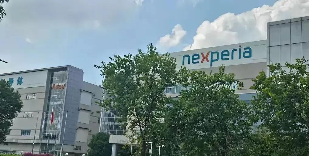 快讯！快讯！中国商务部突然宣布了严正警告。上午的记者会上，明确点名荷