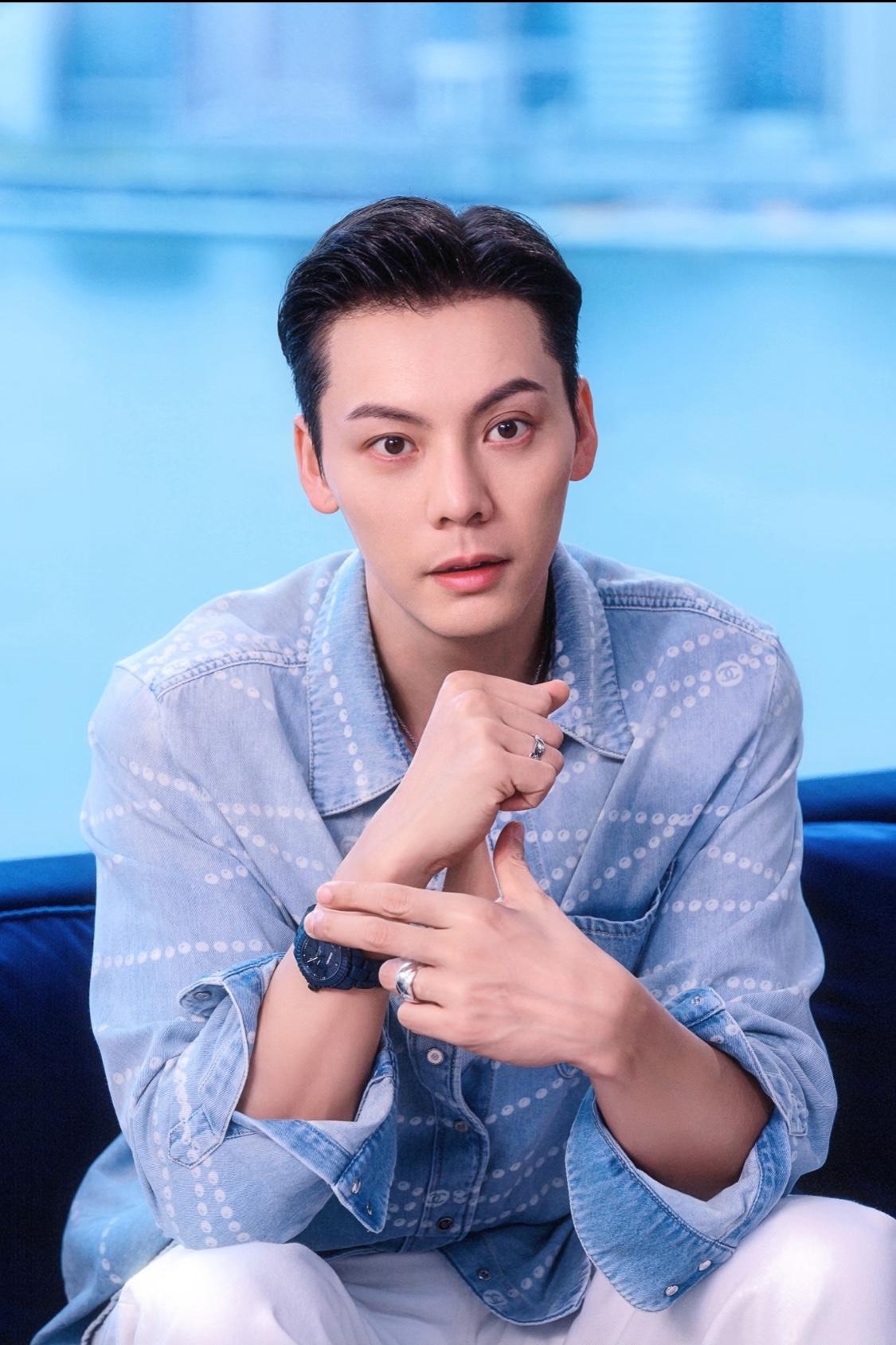 陈伟霆估计要睡不着了,不是熬夜带娃累的,是老板杨受成这波操作太戳人——刚官宣生