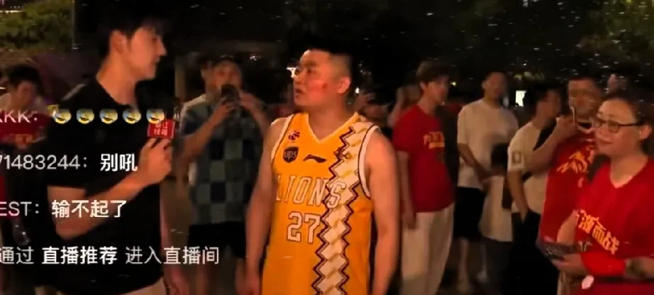 有趣的一幕！CBA的老大徐济成在G5比赛时亲自督战，站在二楼看台上挥手让广厦的教
