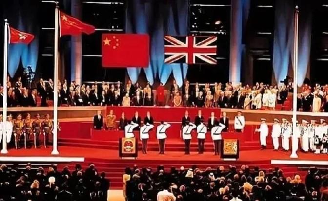 中、英两艘军舰在南海海面上飞速追赶，距离不断被拉近。突然，英国军舰猛地掉头，向宜