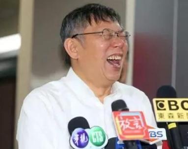 柯文哲说：“其实台湾人本来不笨，都是被这些政治人物每天这样搞，搞到变笨。”可是说