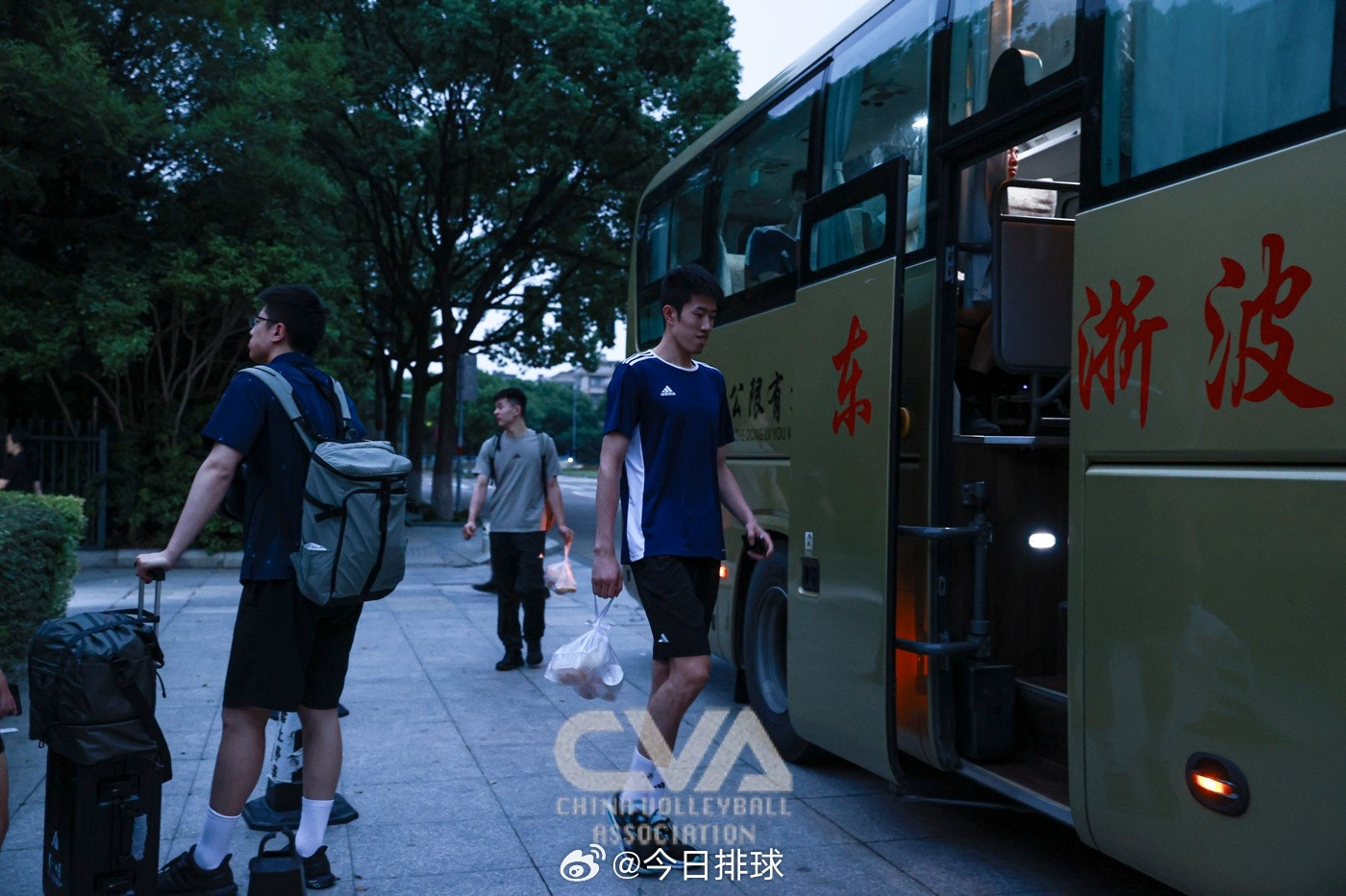 【排协组照：中国男排9月11日凌晨启程前往菲律宾】9月11日，中国男排