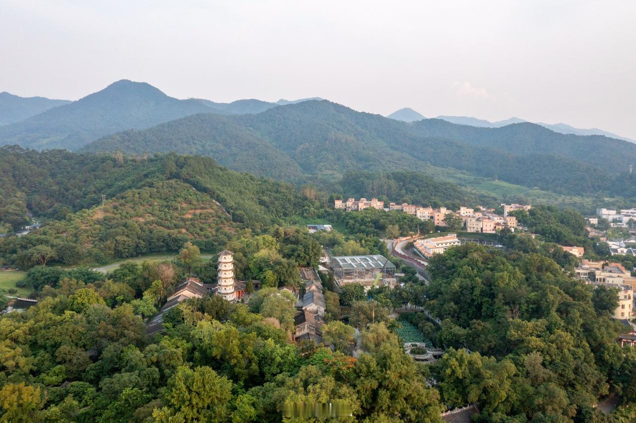 云浮：广东最年轻的地级市云浮，坐落于广东省中西部、西江之滨，1994年4月正式