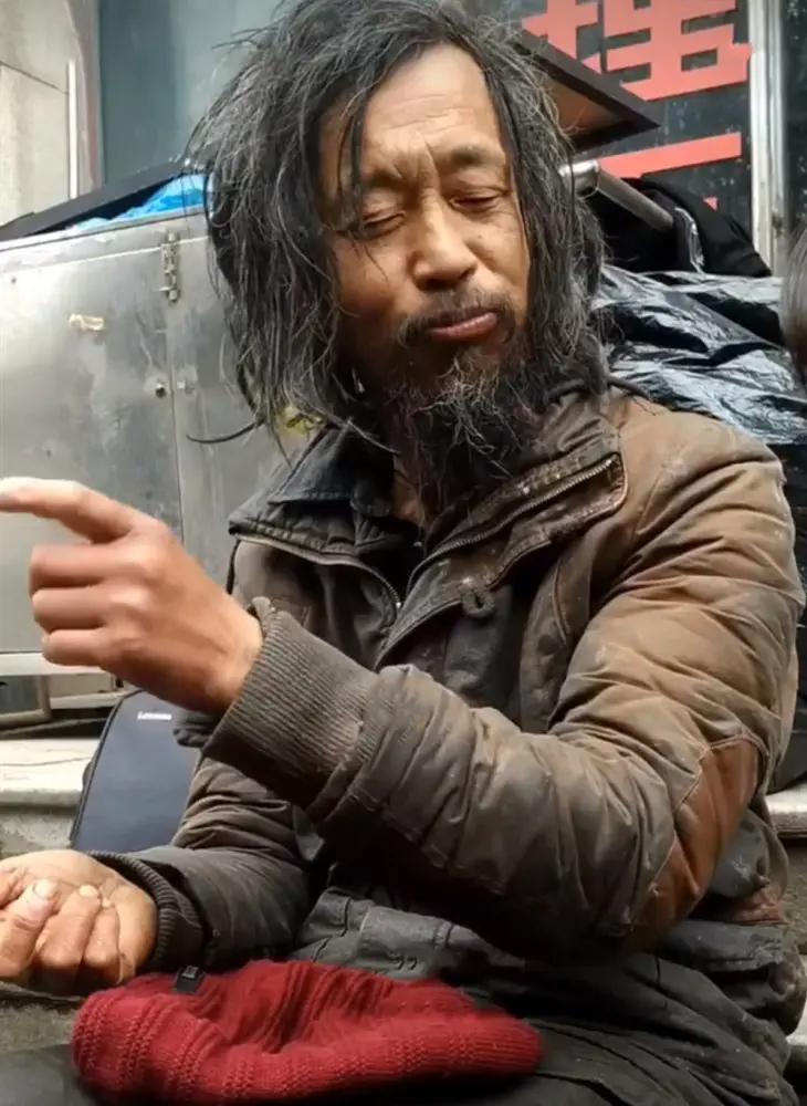 沈巍流浪捡垃圾时，一定到处找过厕所，找不到。所以他在视频里说，欧洲人随地大小便不