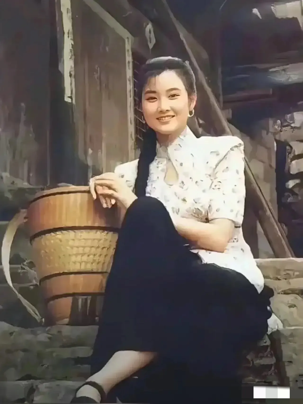 这个是年轻时的宋祖英。真不明白，长得不是特别漂亮，歌唱的也一般，但是为什么在那个