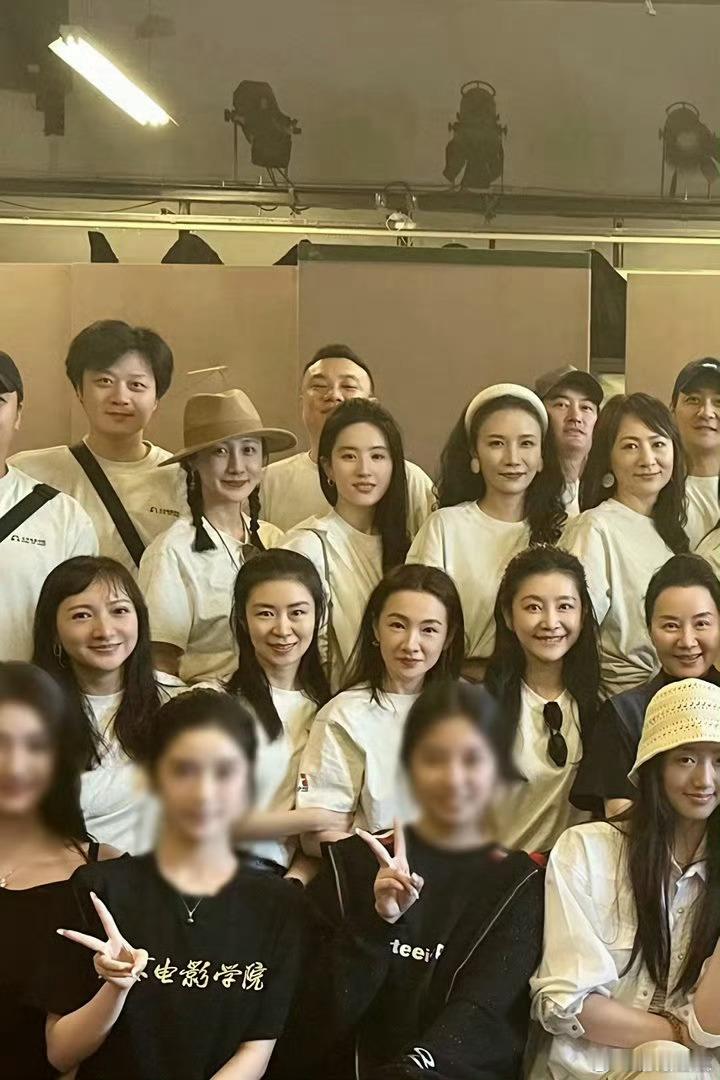 刘亦菲北电同学聚会照素颜这个状态真的无敌了完全玫瑰姐姐