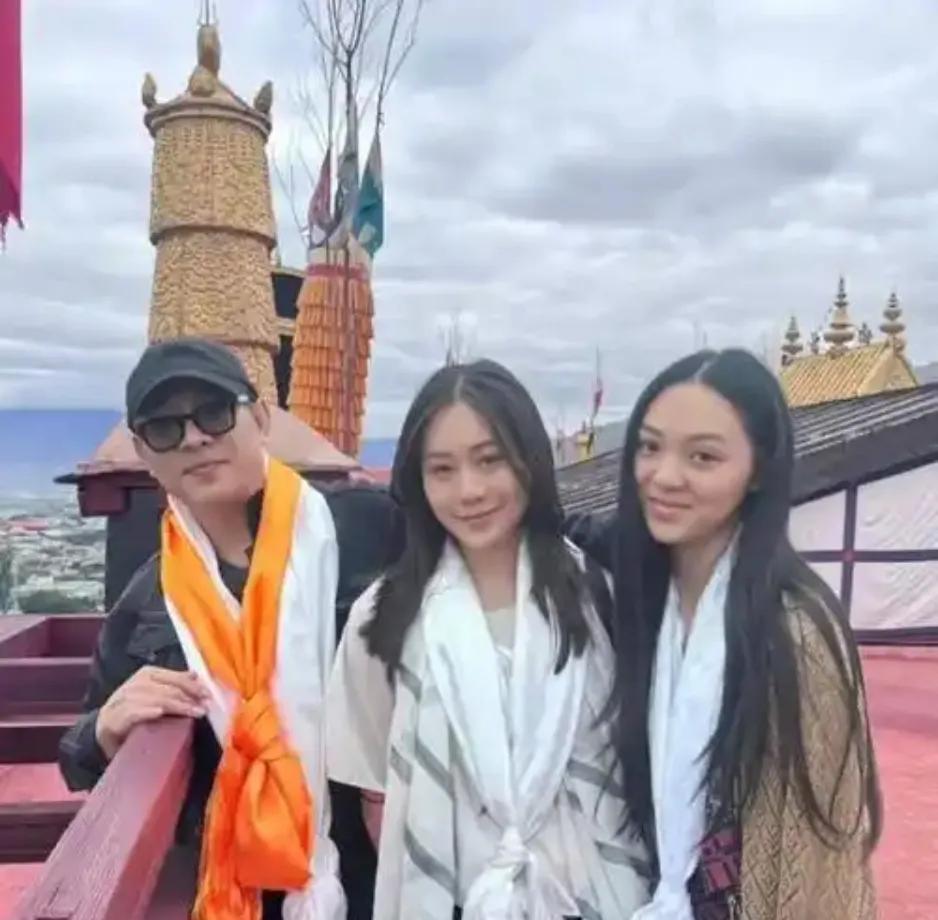 62岁李连杰官宣大女儿李思婚讯，以30万华为智界R7纯电动车作陪嫁，直言“女儿真