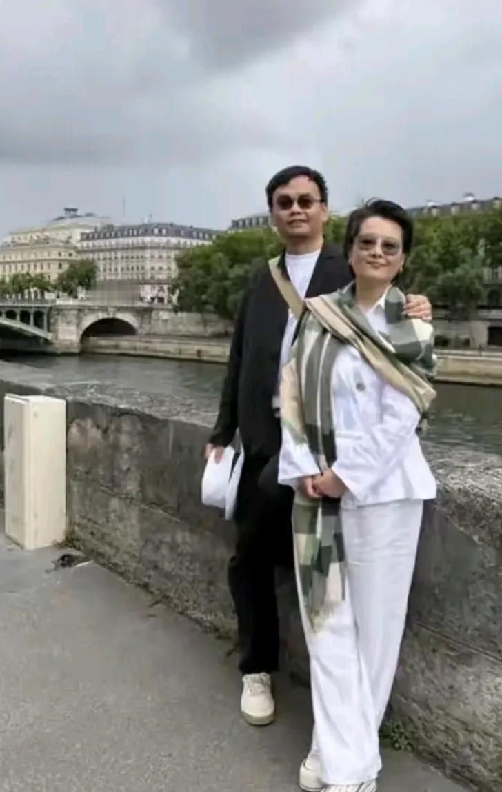 52岁的袁立法国巴黎旅游照流出：她与小她11岁的诗人丈夫梁太平现身法国巴黎，打卡