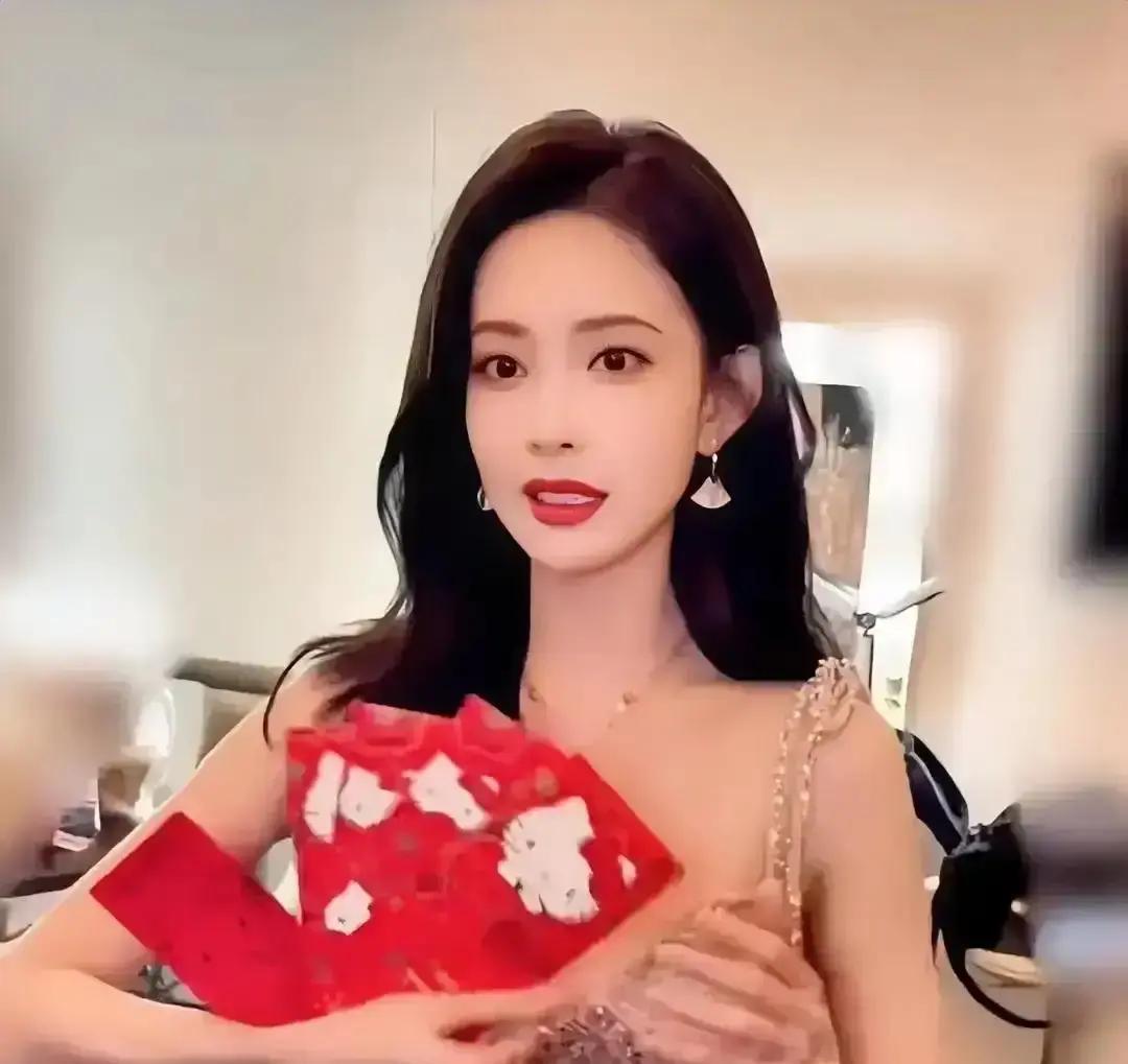 横店群演投票，她竟压过一线昨晚横店群演协会开票，孟子义排第三，把几个顶流甩