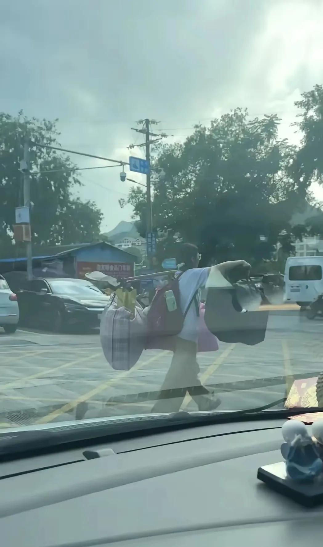 这个桂林灌阳县参加完高考的女孩，因自己挑着两大包行李回家而爆火。这件事情如果发