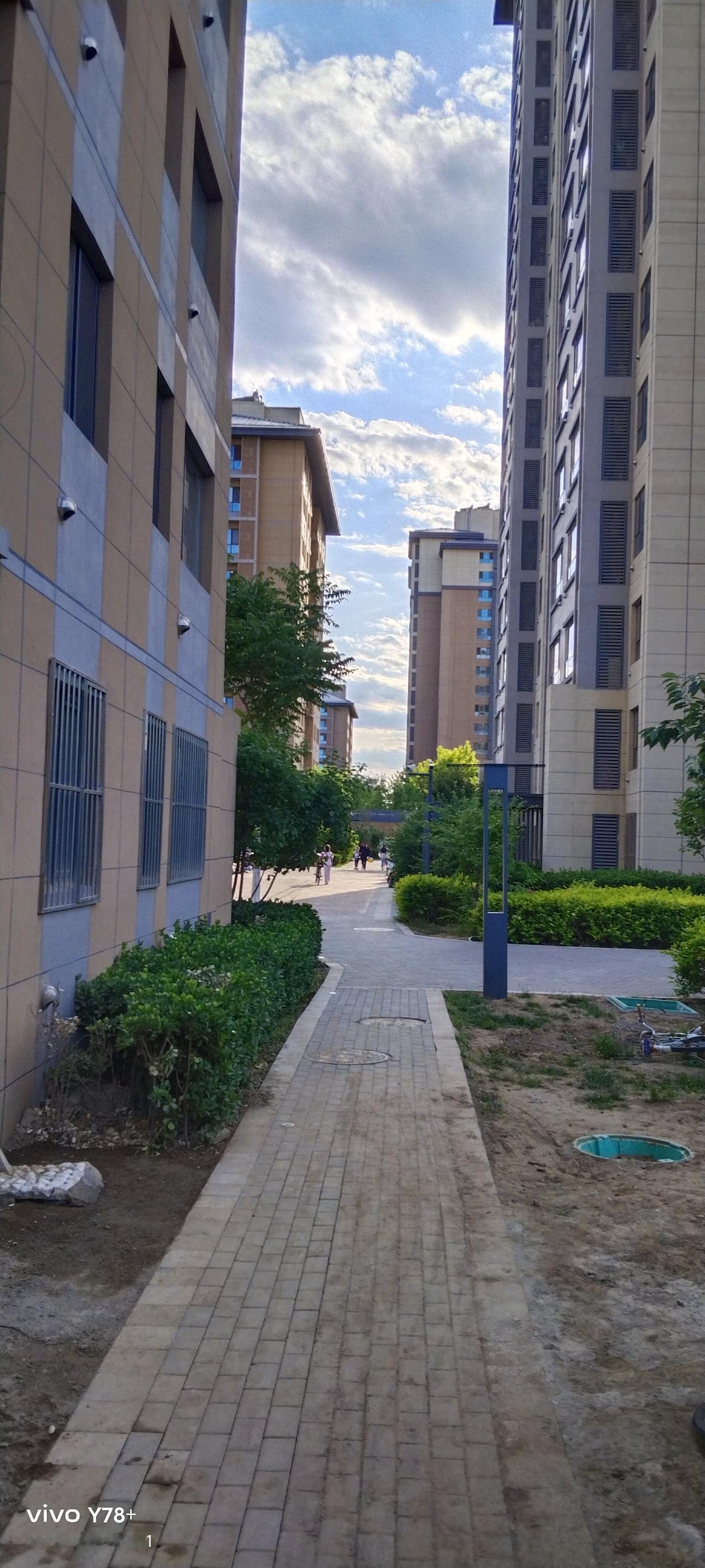 今天和一个亲戚去我们市里的某三甲医院看病。说是看病，其实有点勉强，就是去做个常