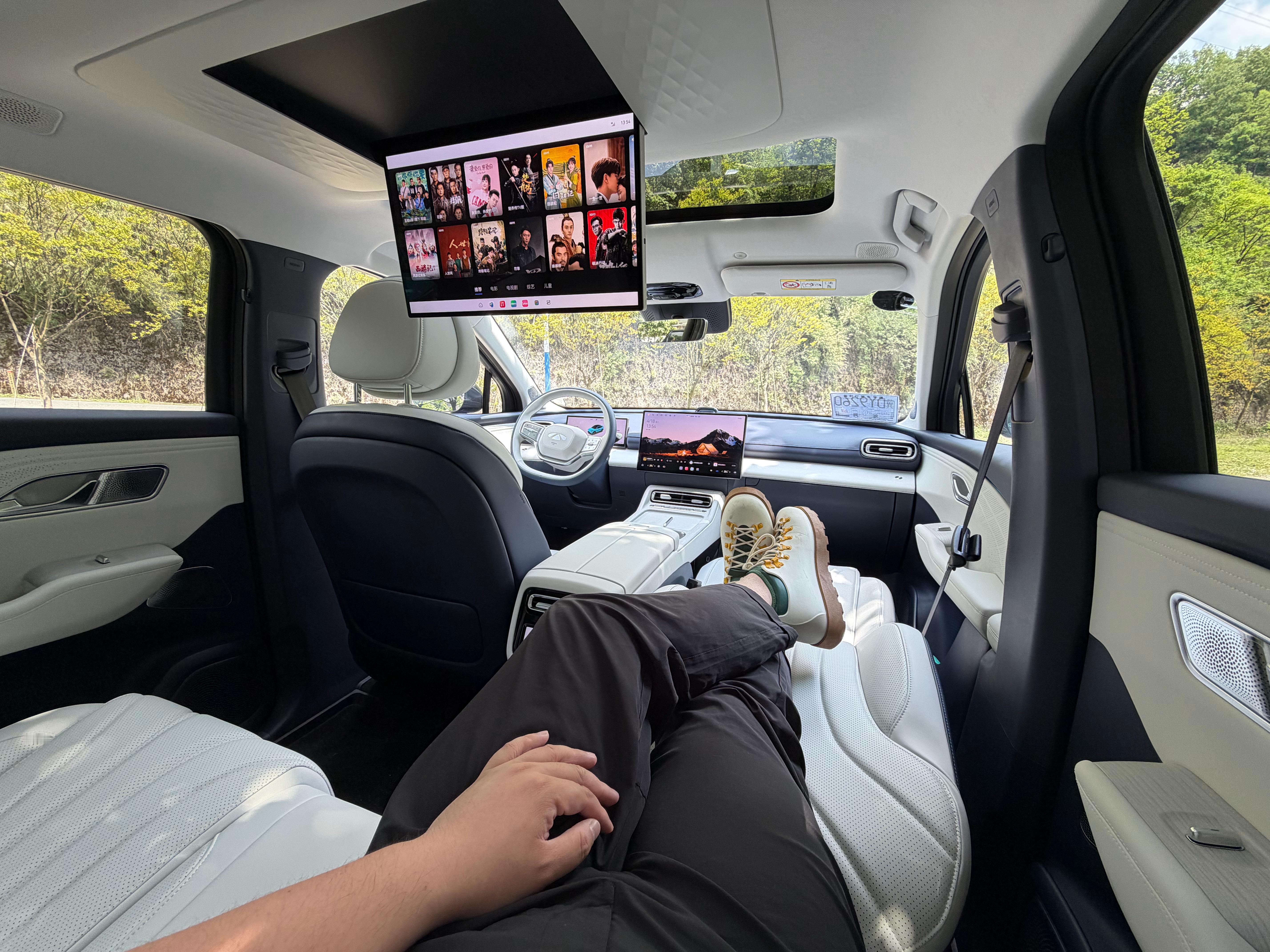 我家里现在还有一辆日产逍客，可能是七八年前买的，当时落地花了十六七万吧，现在就搁