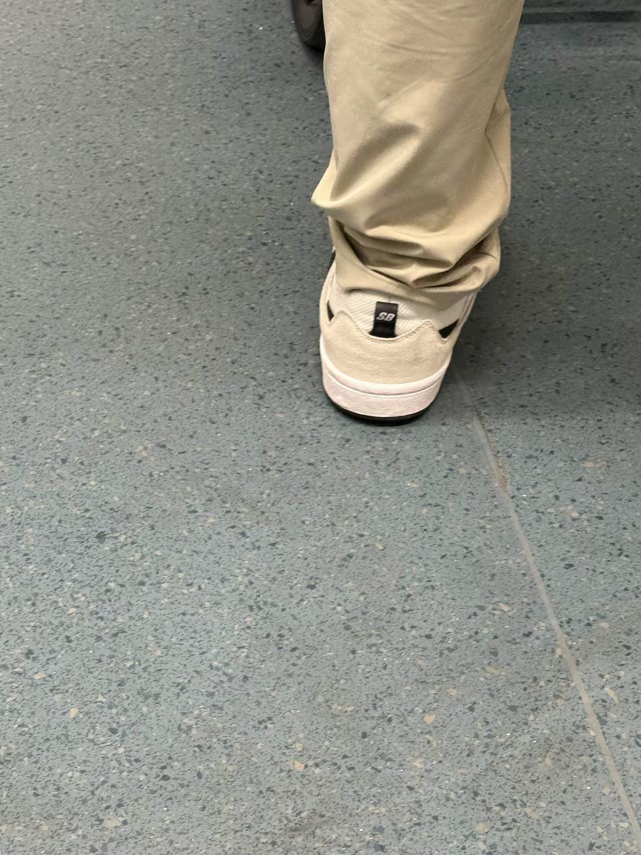 深圳地铁偶然发现的鞋子，这确定不是在骂人？