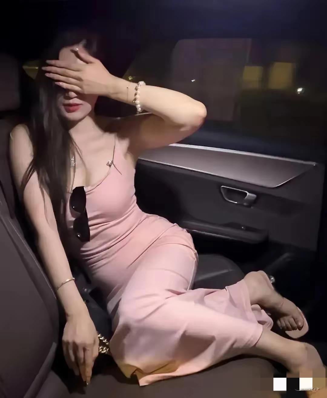 安徽淮北，60岁的马先生这天闲来无事，相约成熟美女魏女士，一起外出游玩，两人驾车